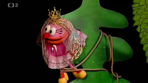 Fámula a Tryský si hrají na princezny, které má sežrat drak. Přijde princ vysvoboditel Bajůjů a rychle zase uteče, když se holky o něj pohádají.