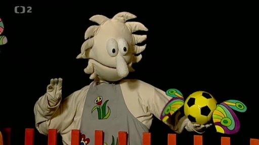 Tryskáček vrací Pipovi okřídlený míč, nedalo se s ním hrát, lítal z jedné branky do druhé.