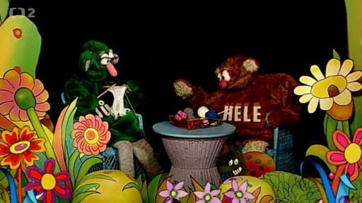 Jů plete zvonec, spolu s Hele se loučí.