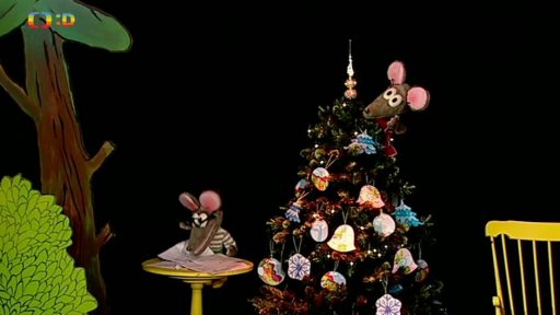 Tryskáček a Tryskýýý zdobí vánoční stromeček.