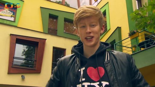 Adam Mišík před ateliéry studia Pokrok na Žižkově