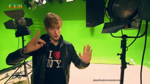 Adam prochází natáčecím studiem a vyhlašuje soutěžní otázku