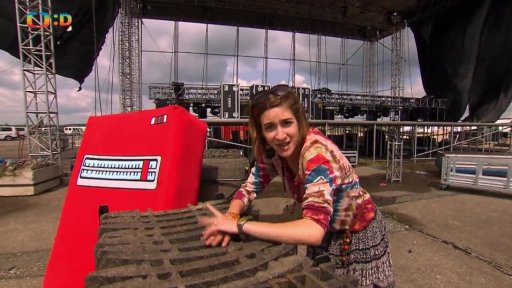 Marta Dancingerová před hlavní stageí festivalu Votvírák v Milovicích.