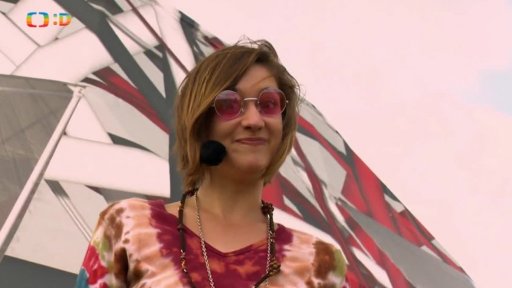 Marta Dancingerová společně s Decibelkou představují legendární brýle „lennonky“.