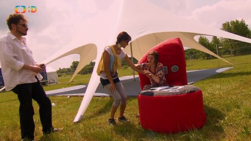 Marta Dancingerová dává autogramy fanouškům.