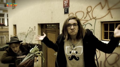 Groteska s Adamem na kole