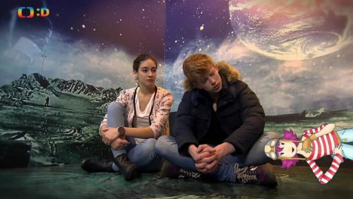 Marta s Adamem leží a Decibelka popisuje, co je to syntezátor