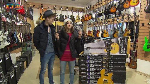 Marta s Adamem vchází do prodejny