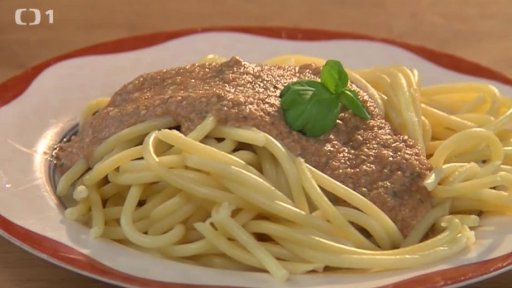 Makarony s omáčkou ze syrových rajčat