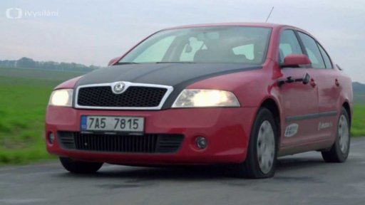 Auto s píchnutou pneumatikou