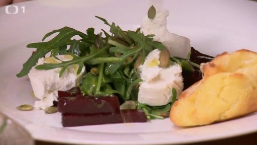 Salát z červené řepy s kozím sýrem a sýrovým pečivem