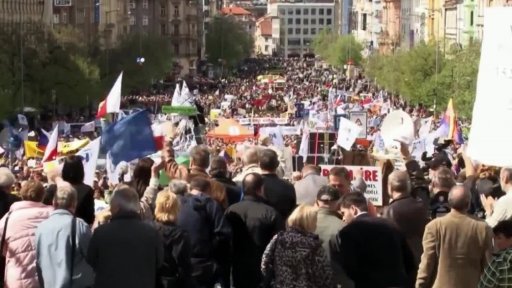 Padá vláda, něco si přej (r. Apolena Rychlíková, 2012, 55 min)