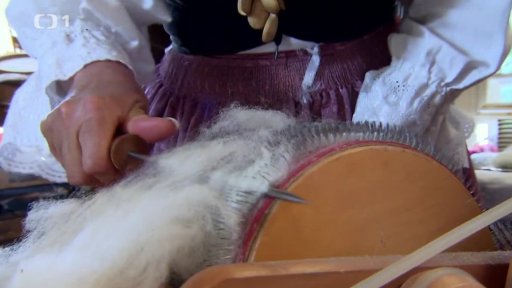 Policko: Zpracování ovčí vlny na ruční kramlovačce