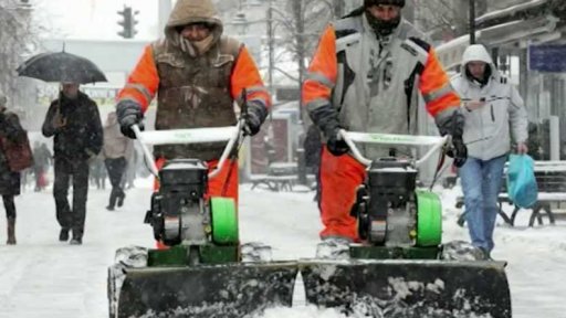 Nezaměstnaní pomáhají s odklízením sněhu