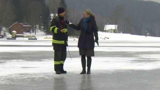 Postupné zamrzání láká bruslaře