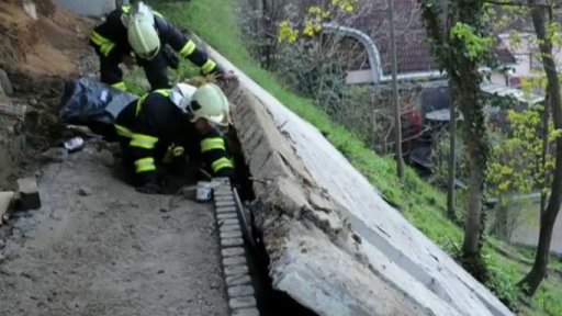 Vypadlý betonový kvádr