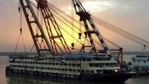 Čínští záchranáři otočili potopenou loď