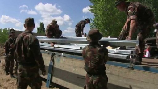 Stavba první části maďarského plotu