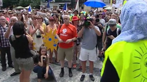 Demonstrace na podporu i proti imigrantům