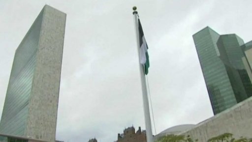 Palestinská vlajka před budovou OSN