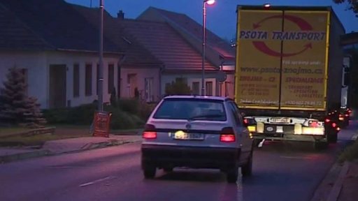 Zničené silnice kvůli objízdným trasám