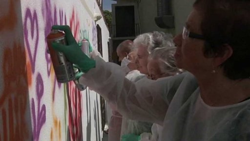 Senioři se sprejem v ruce