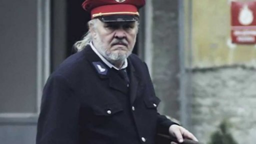 Zpěvák Segrado nádražákem