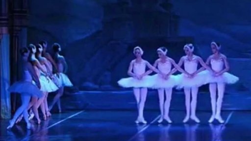 Tradiční ruský balet předvádí Labutí jezero