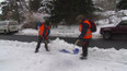 Dlouhodobě nezaměstnaní pomáhají městům s odklízením sněhu a to díky režimu veřejně prospěšných prací.
