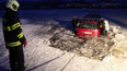 Auto, které přejíždělo zamrzlé Lipno, skončilo pod vodou.