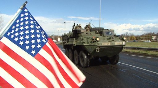 Konvoj amerických vojáků projel Prahou.