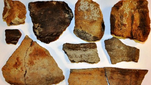 Někdo přebagroval v pražských Ďáblicích archeologické naleziště s fragmenty pravěkého osídlení.