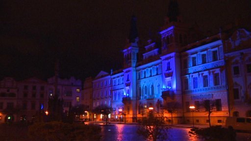 Víc než stovka budov v noci na dnešek zářila modře.