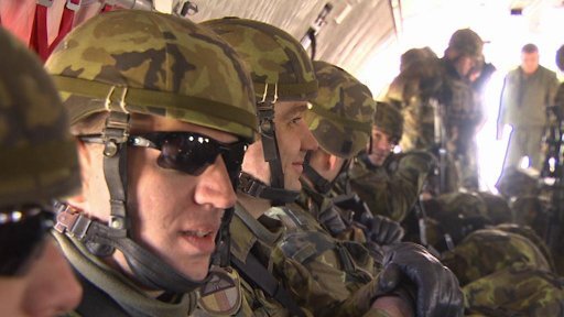 Vojáci z 43. výsadkového praporu v Chrudimi dnes nacvičovali přesun na letiště i vlakové nádraží.