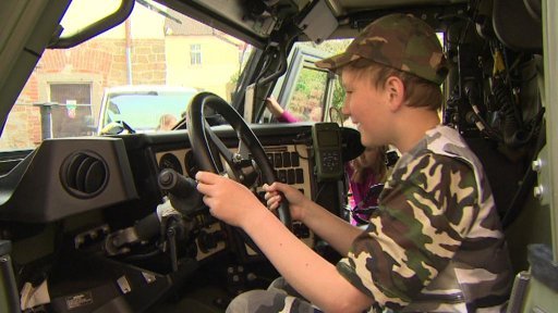 Vojáci učí žáky jak čelit krizovým situacím