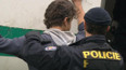 12 squatterů museli policisti vyvést z pražské usedlosti Cibulka