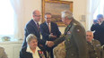 V Praze premiér Bohuslav Sobotka předal veteránům - u příležitosti 70. výročí konce války - pamětní minci Úřadu vlády.