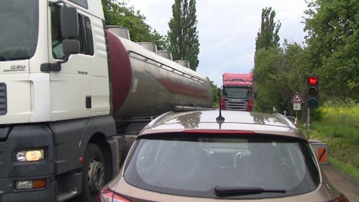 Cestu z Mělníka do České Lípy komplikuje na několika místech oprava vodních propustí pod silnicí i jejího povrchu.