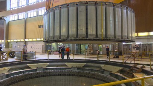 Dva obří jeřáby instalovaly 300 tun vážící rotor v Dalešicích