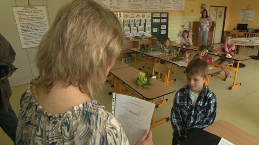 Dnes se na některých školách rozdávala první vysvědčení. Pro stovky školáků tak začaly prázdniny.