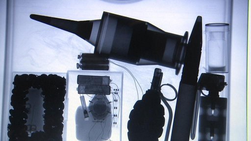 Nová mobilní zařízení k prozkoumání podezřelých zásilek a zavazadel má ode dneška k dispozici česká cizinecká policie.