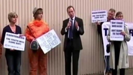 Zvraty v příběhu vězněného Australana