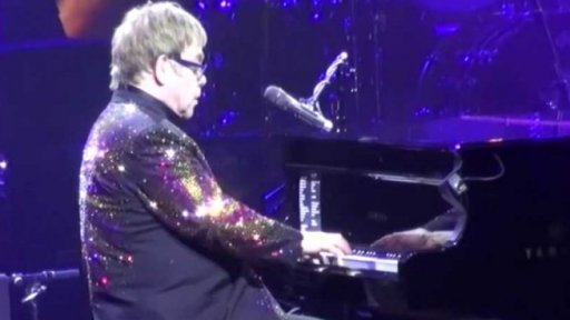 Ruští komici nachytali Eltona Johna