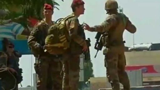 Modré přilby dávaly jídlo a léky za sex