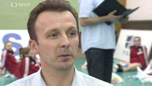 Za oponou: trenér Marek na dvou židlích