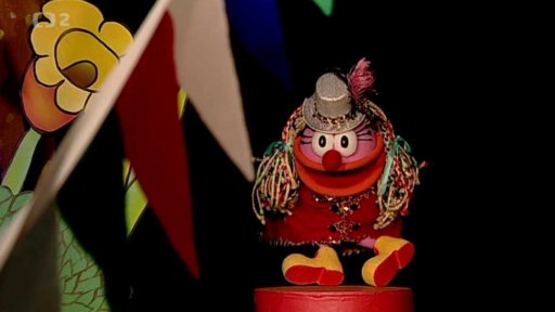 Fámula chce být v připravovaném cirkusu krotitelka, jako šelma jí poslouží Muf ve lvím převleku.