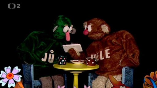 Jů a Hele se dívají na záznam cirkusu na tabletu.