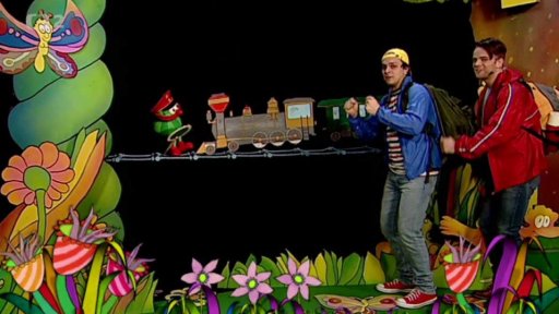 Mufikanti. Muf jako výpravčí, přijíždí vlak, Filip a Tomáš zpěv: Rychlík jede do Prahy.