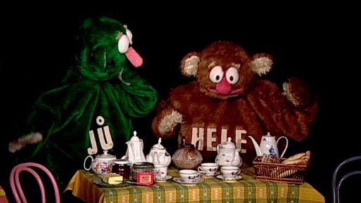 Jů a Hele připravují snídani pro kamarády z paloučku.