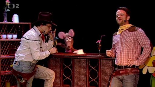 Mufikanti Filip a Tomáš jsou v limonádovém baru, obsluhuje Tryský, píseň „Limonáda s bublinkami“.